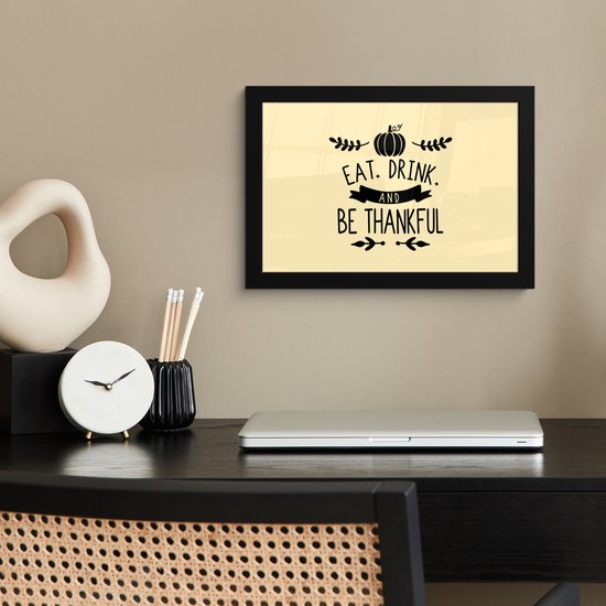 Fotolijst incl. Poster - Quote "Eat, Drink and be Thankful" wanddecoratie kerst pastel geel - 30x20 cm - Posterlijst - Kerstmis Decoratie - Kerstversiering - Kerstdecoratie Woonkamer - Kerstversiering - Kerstdecoratie voor binnen - Kerstmis