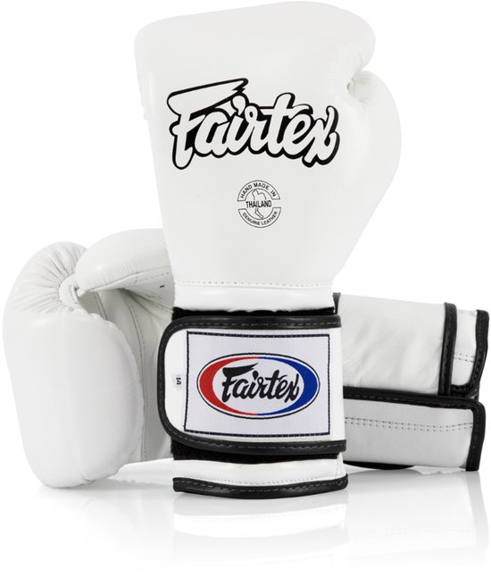 Witte Fairtex bokshandschoenen met zwarte accenten en het Fairtex logo. Handgemaakt in Thailand.