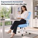 Een vrouw met een witte blouse en zwarte broek zit op een blauwe bureaustoel te werken op een laptop.