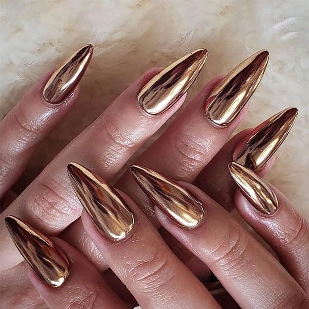 nagels kort, amandelvormig gouden metallic spiegel reflecterend effen metalen nep nagels met nagellijm, hoekig goud chroom kunstmatige vingernagels