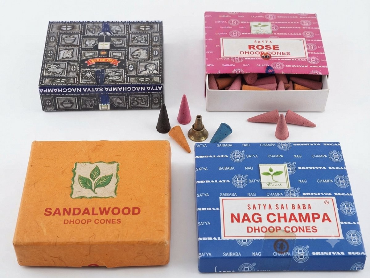 Satya Wierookkegels Mixset - 4 Pakjes met Nag Champa, Roos, Sandelhout & Superhit - Handgerolde Premium Kwaliteit Originele Indiase Wierook Ontspanning & Meditatie Met Kajal Sticker