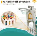 Opbergruimte van het Stena speelhuisje gevuld met speelgoed en een basketbalring bovenop.