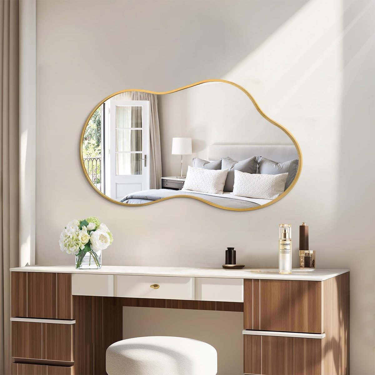 Grote Asymmetrische Wandspiegel met Irreguliere Gouden Metaalrand voor Moderne Interieurdecoratie, Geschikt voor Badkamer, Slaapkamer en Hal, 50 x 90 cm