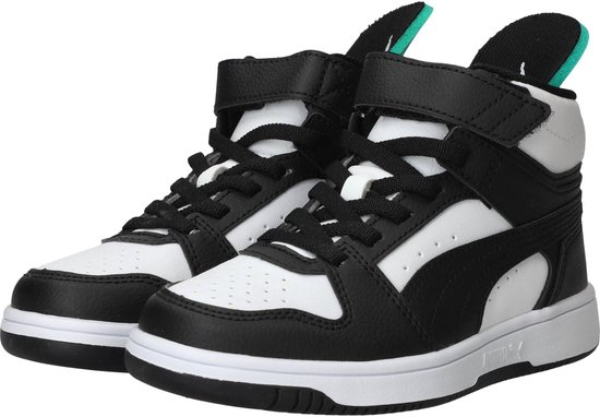 Zwarte en witte Puma Rebound Slam Mid AC PS sneakers met veters en klittenbandsluiting, met detail van groene lipjes.
