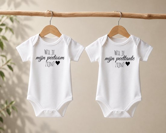 Twee witte rompertjes met zwarte tekst: "Wil je mijn peetoom zijn?" en "Wil je mijn peettante zijn?", met een zwart hartje.