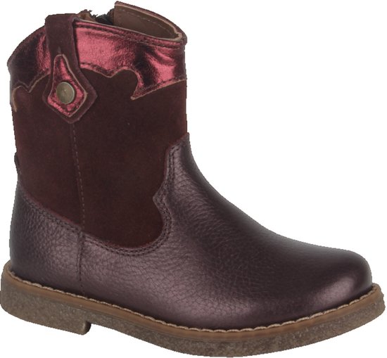 Enkellaars in bordeauxrood leder met metallic glans, suède schacht, sierknop en bruine zool.