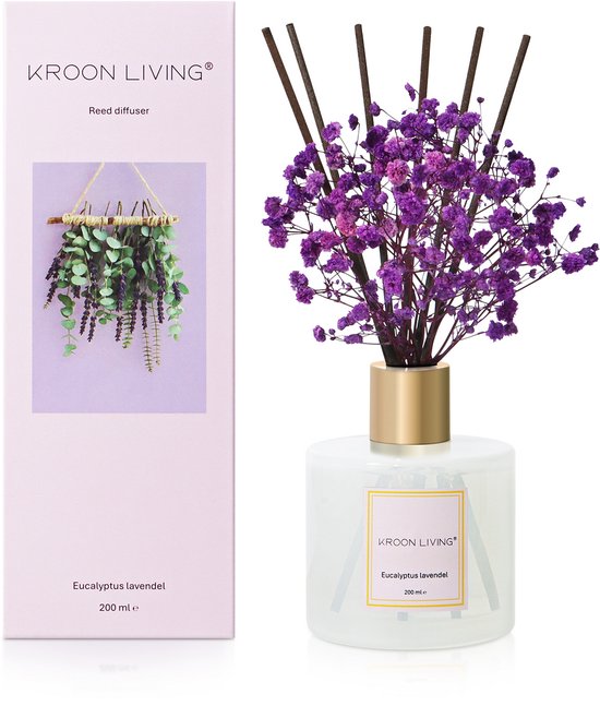 Witte glazen diffuser met gouden hals en paarse bloesemtakken, naast de productverpakking met afbeeldingen van lavendel.