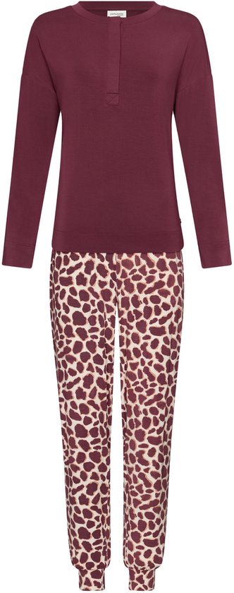Pyjamaset van het merk Pastunette bestaande uit een bordeauxrode top en een broek met luipaardprint.