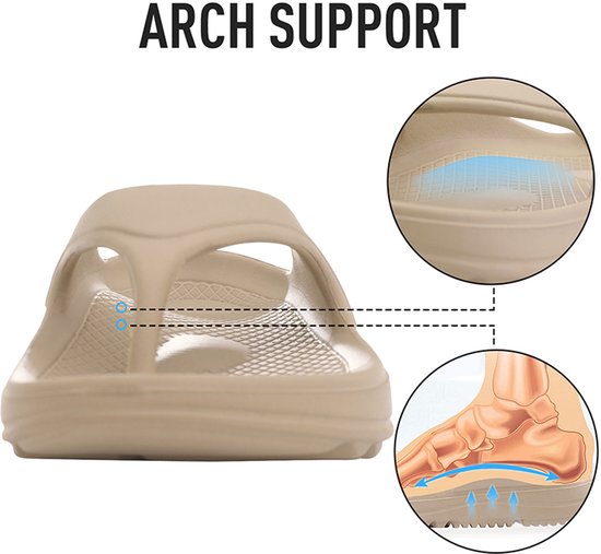 Beige slipper met getextureerd voetbed en een detail dat de voetboogondersteuning toont.