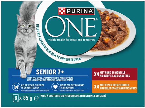 Purina One Senior 7+ kattenvoer met rund en wortels, en kip en sperziebonen. Een grijze kat zit naast de verpakking.