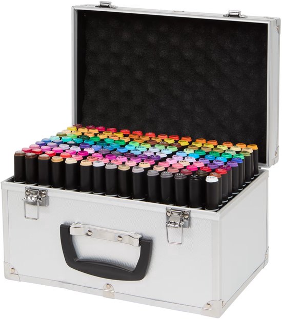Open zilverkleurige aluminium koffer met 150 gekleurde alcoholmarkers.