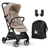 Bruine reisbuggy, autostoeladapters en zwarte draagtas met logo, op witte achtergrond.