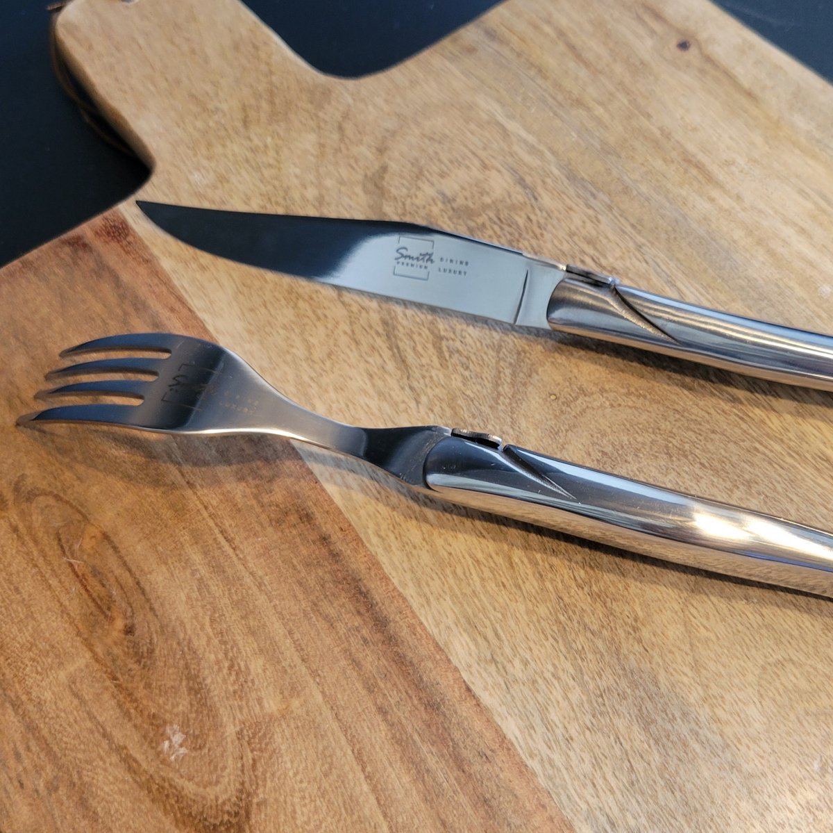Smith Premium Steakbestekset met Mangohouten Serveerplank / Tapasplank – Voor 6 Personen – 6 Steakmessen en 6 Steakvorken – 13-delig