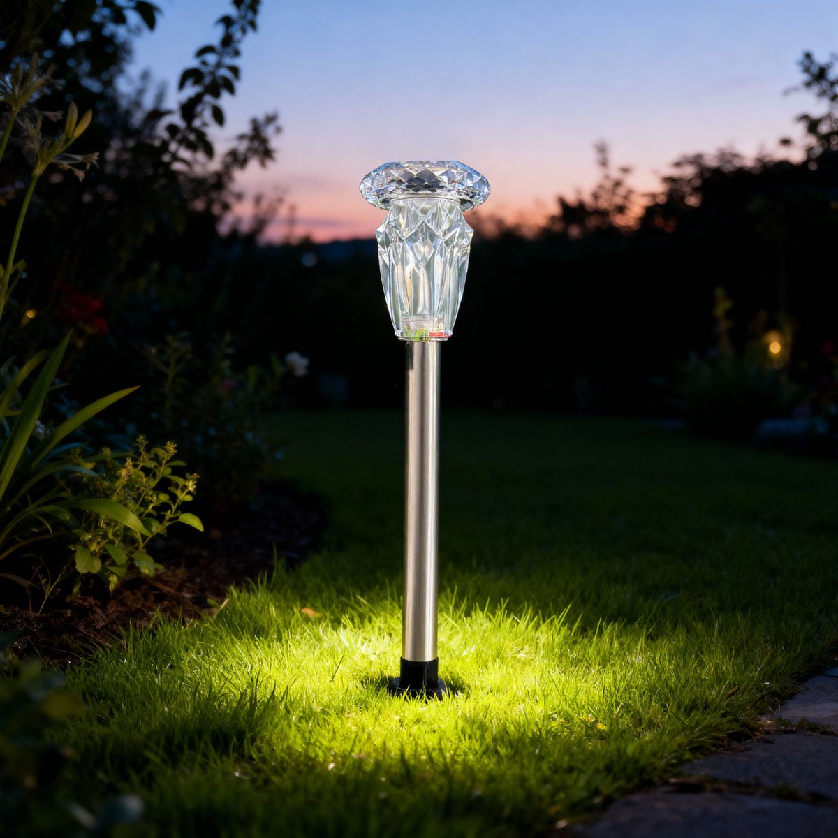 1x Solar Tuinlamp Met Grondpen - Warm Wit LED - Chroom - Diamantvormige Kap Met Kristaleffect - IP44 - Draadloos - 6-8 Uur Brandtijd - 1 LED - 1x AAA Ni-MH - 5,5 x 5,5 x 28 (+10,5) cm [13014]