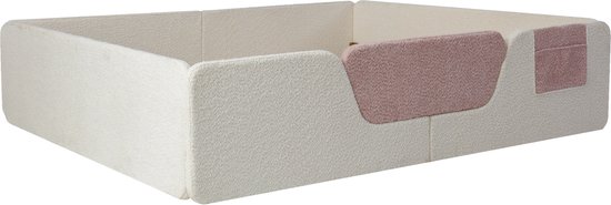 Laag kinderbed van lichtbeige teddy stof met roze accenten, in de vorm van een box.