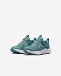 Vooraanzicht van twee groene Nike sneakers met veters en klittenband.