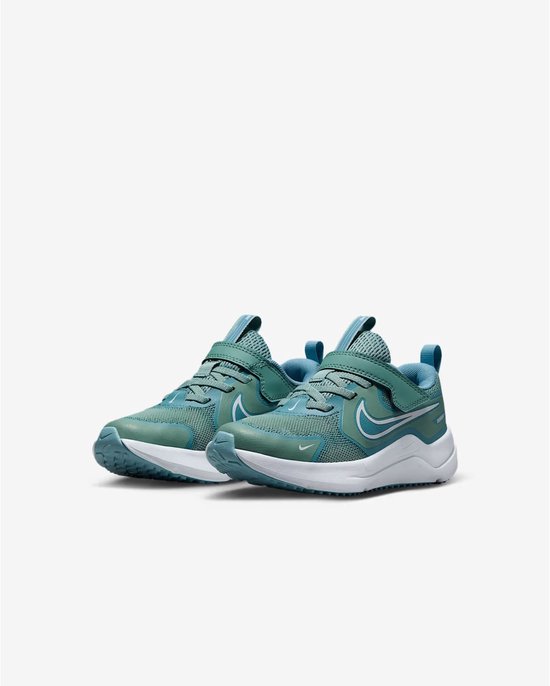 Vooraanzicht van twee groene Nike sneakers met veters en klittenband.