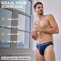 Homme en slip bleu marine. Coupe confortable, toucher doux, ne frotte pas, reste frais toute la journée. Conçu au Danemark.