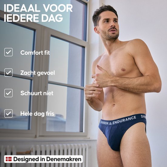 Homme en slip bleu marine. Coupe confortable, toucher doux, ne frotte pas, reste frais toute la journée. Conçu au Danemark.