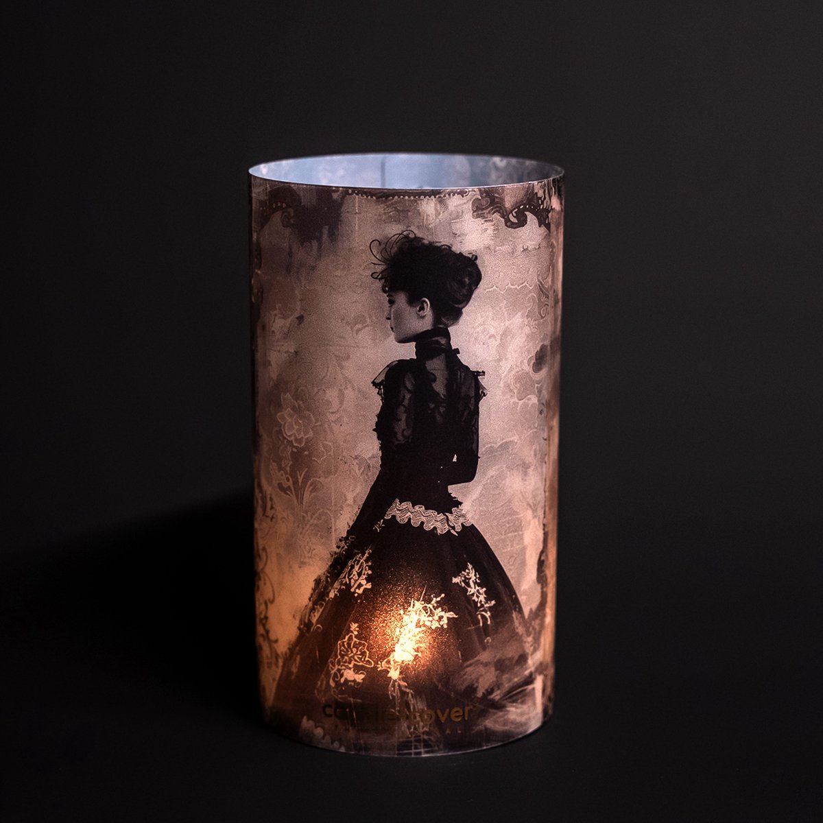 Candle-Cover - Belle Epoque Lady - trendy omhulsel voor (oplaadbaar) theelicht en waxinelicht - windlicht - 9 cm rond - 16 cm hoog