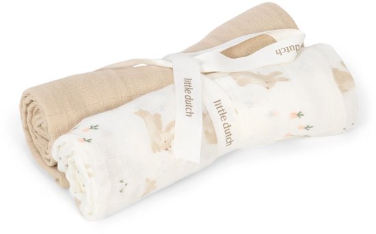Twee Little Dutch hydrofiele doeken, één effen beige en één met eenprint van konijntjes en bloemen.