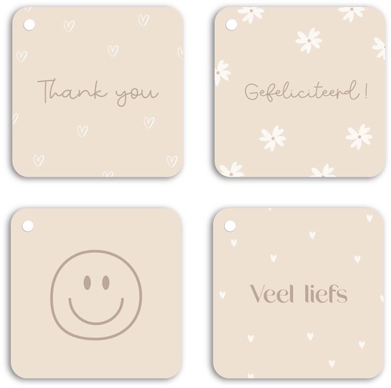 Vier vierkante cadeaulabels in beige met hartjes, 'Thank you', 'Gefeliciteerd!', glimlach en 'Veel liefs'.