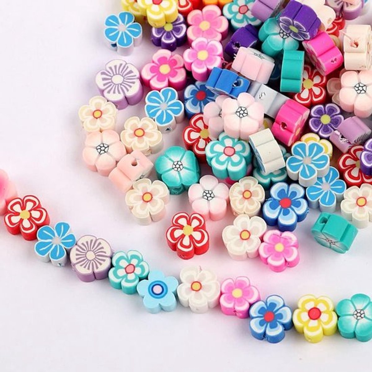 Kleurrijke Smiley Kralen Set met 50 Stuks - Bloemvormige en Fruit Kralen voor DIY Sieraden, Armbanden, Oorbellen en Cadeaus