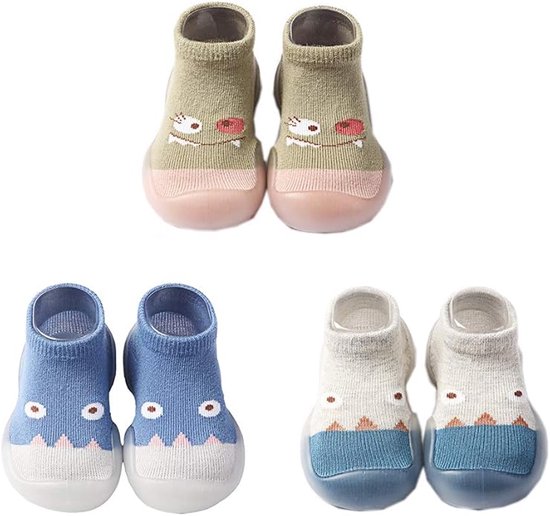 Collage van babysokken: boven beige met katten, midden blauw met monstergezichten, onder lichtgrijs met blauwe en witte monstergezichten.
