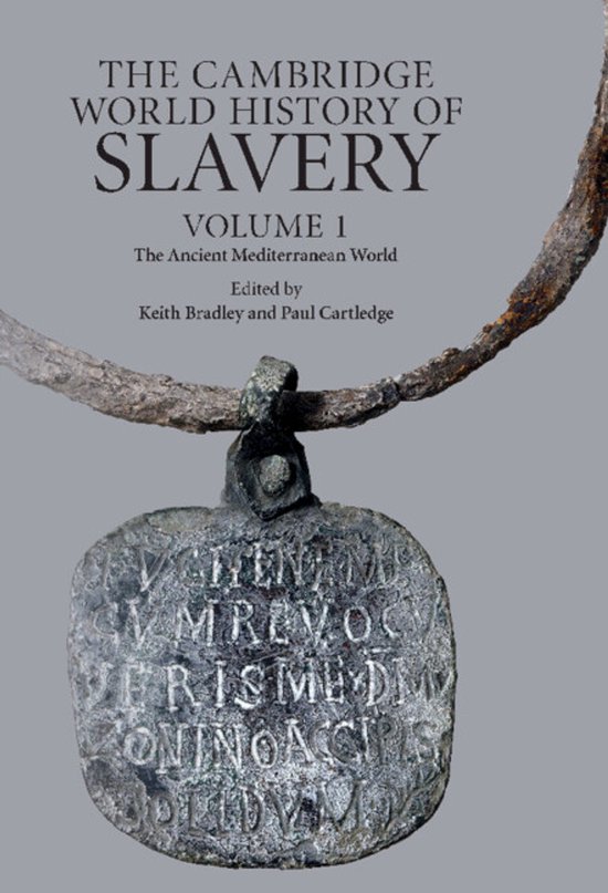 De voorkant van "The Cambridge World History of Slavery, Volume 1". Een antieke ketting met een medaillon met inscriptie.