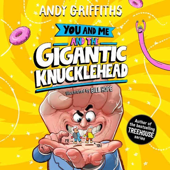 Boekomslag van "You and Me and the Gigantic Knucklehead" door Andy Griffiths, met een gigantische hand die twee kleine poppetjes vasthoudt.
