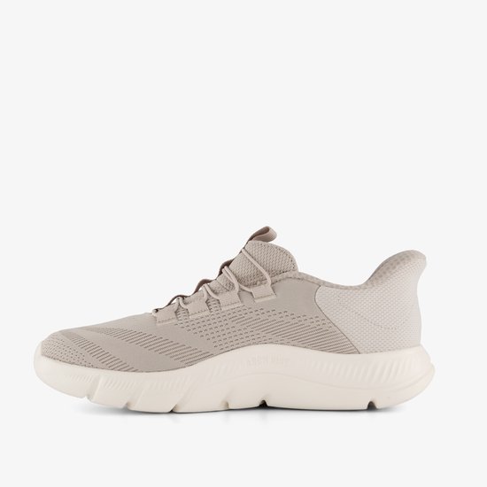 Lichtbeige sneaker met witte strepen en een crèmekleurige zool.