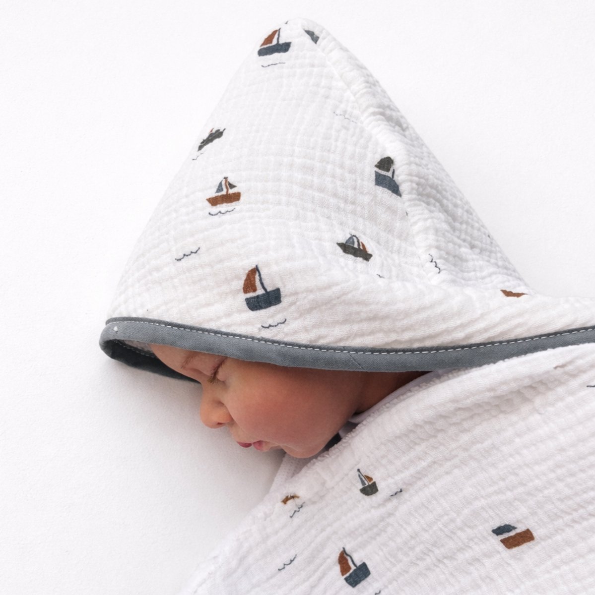 Studio BooBoo - Baby Badhanddoek met Kap - Hydrofiel/Badstof - Bootjes Print - Perfect voor Bad en Zwemmen
