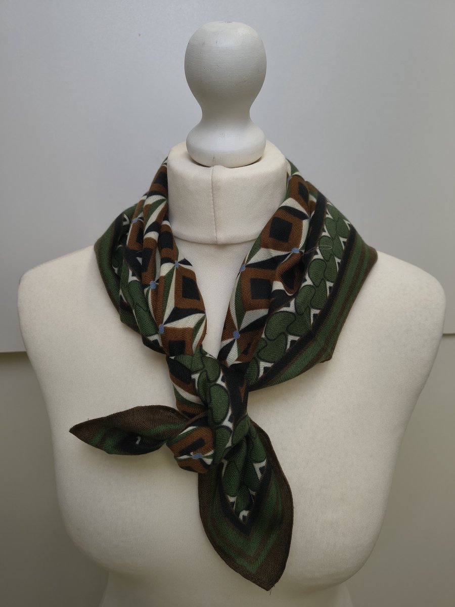 Vierkante dames sjaal Yvonne-fantasiemotief geblokt motief-groen wit zwart bruin grijs-halssjaal-neksjaal-67x67