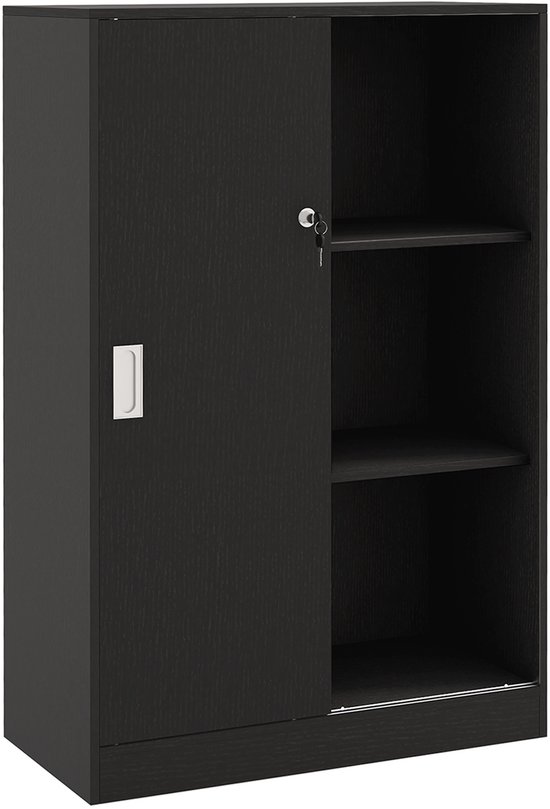 Zwarte metalen kast met schuifdeur en een sleutel. Drie open schappen aan de rechterkant.
