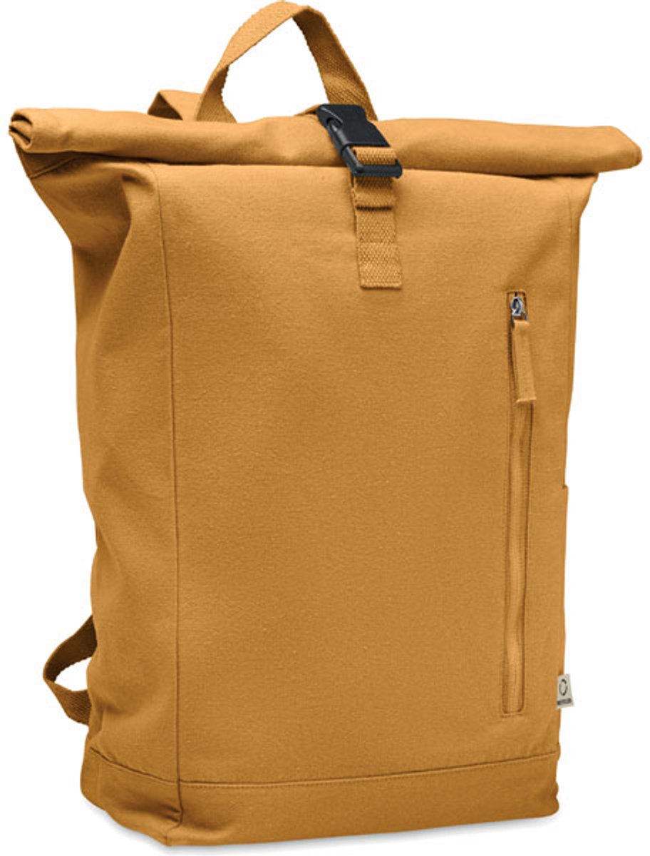 Rolltop rugzak met klittenbandsluiting in 390gr/m² gerecycled katoen (80%) en gerecycled polyester (20%). Voorzak met ritssluiting. oker