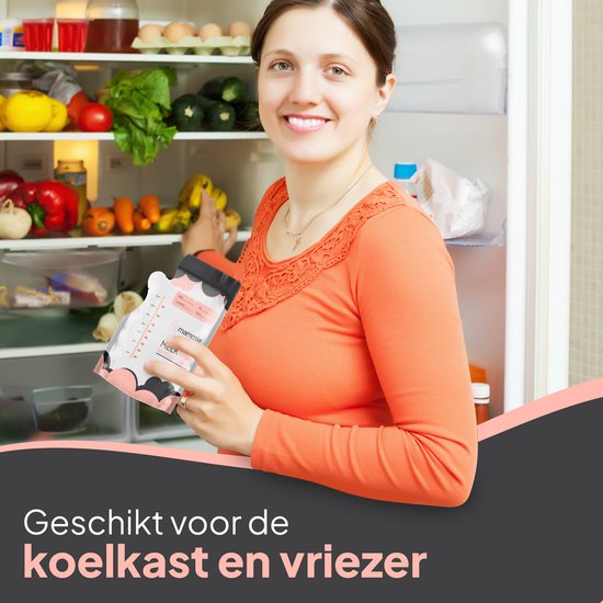 Vrolijke vrouw met oranje trui houdt een "MELK BEWAARZAKJE" vast bij een open koelkast.