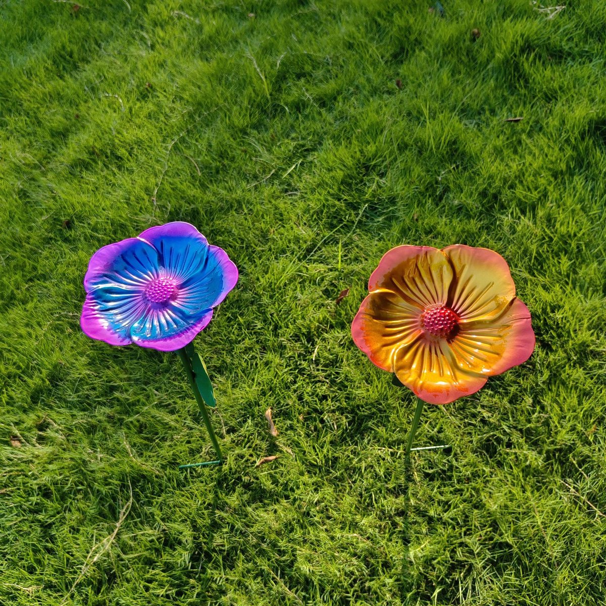 Bloemvormige waterschaal op spies met kleurverloop – 14 x 14 x 62,5 cm – Decoratieve waterschaal van smeedijzer (tulpdesign) voor kolibries, vlinders en vogels – Set van 2