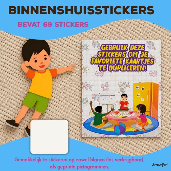 Jongen met oranje shirt wijst naar een poster met 69 stickers, waaronder kinderen aan een tafel.