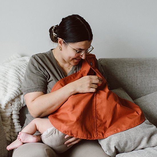 KipKep Feedi borstvoedingsdoek - Cookie - beige - voedingsdoek om rustig en discreet borstvoeding te geven - 100%katoen van KipKep — afbeelding 3
