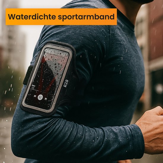Man met donkerblauwe shirt draagt een zwarte, waterdichte sportarmband met telefoon.