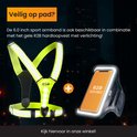 Gele R2B hardloopvest met verlichting en een sportarmband met telefoon. 'Veilig op pad?'