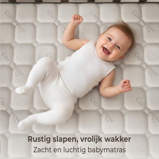 Lachende baby in witte kleding ligt op een zachte, luchtige babymatras met CozySense logo.