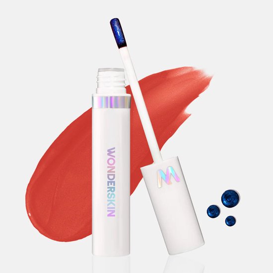 Wonderskin lippenstift in oranje-rode kleur met parelmoerglans, met applicator en parels.