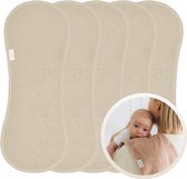 Vijf crème kleurige spuugdoeken op een rij. Klein rond inzetstuk toont een vrouw die een baby vasthoudt met een bruine spuugdoek.