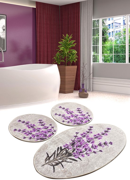 Drie ovale vloerkleden met paarse lavendelbloemen op een lichte achtergrond.
