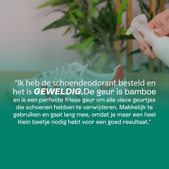 Hand spuit schoen deodorant op een witte sneaker met rode accenten. Tekst: "Ik heb de schoendeodorant besteld en het is GEWELDIG. De geur is bamboe en is een perfecte frisse geur om alle vieze geurtjes die schoenen hebben te verwijderen."