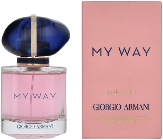 Glazen parfumfles met lichtroze vloeistof naast een roze doos met 'MY WAY' en 'GIORGIO ARMANI' in donkerblauwe letters.