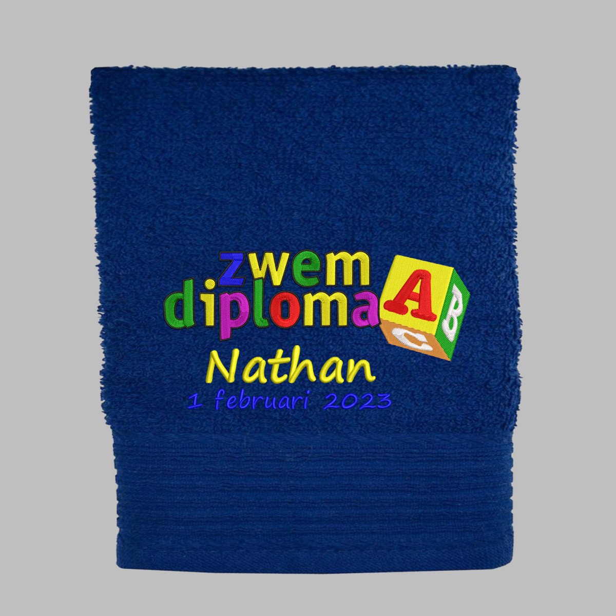 Handdoek Zwemdiploma A met naam en datum van afzwemmen - 550 grams - 60x110cm - Navy Blauw - Cadeau Afzwemmen - geborduurd