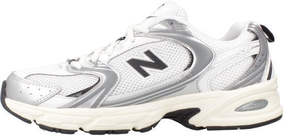 Wit New Balance 530 sneaker met zilveren accenten en zwarte N-logo.