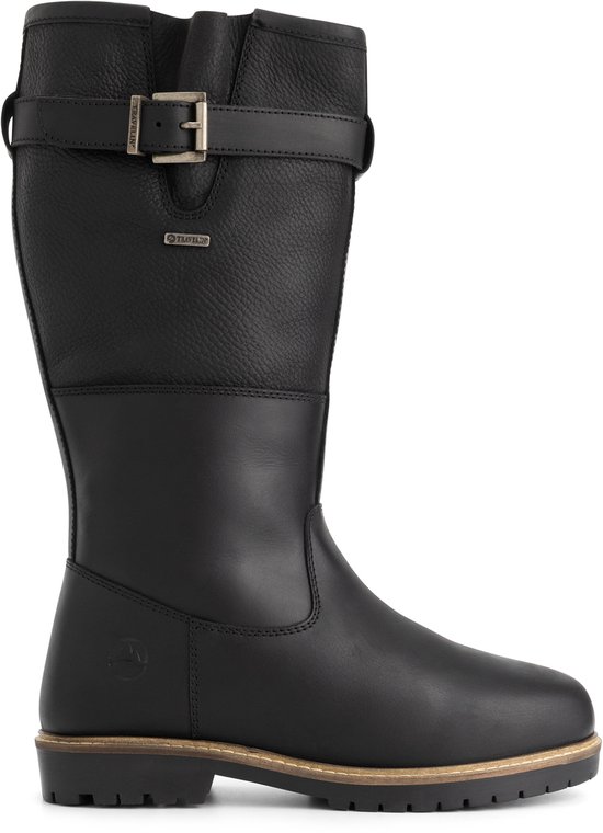 Côté d'une botte d'extérieur noire en cuir avec boucle, logo Gore-Tex et semelle épaisse.
